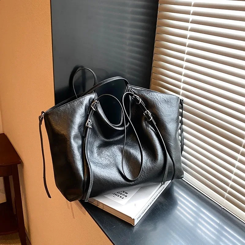 PU buckle womens shoulder bag solid color Versatile Western Style fashionable handbag soft Communicating handbag 240828