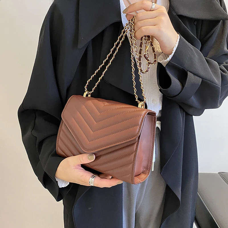 Fashion Classic Niche Wave Internet Celebrity Chain Shoulder Cross Body Bag Paradigm Small Square Bag 240828