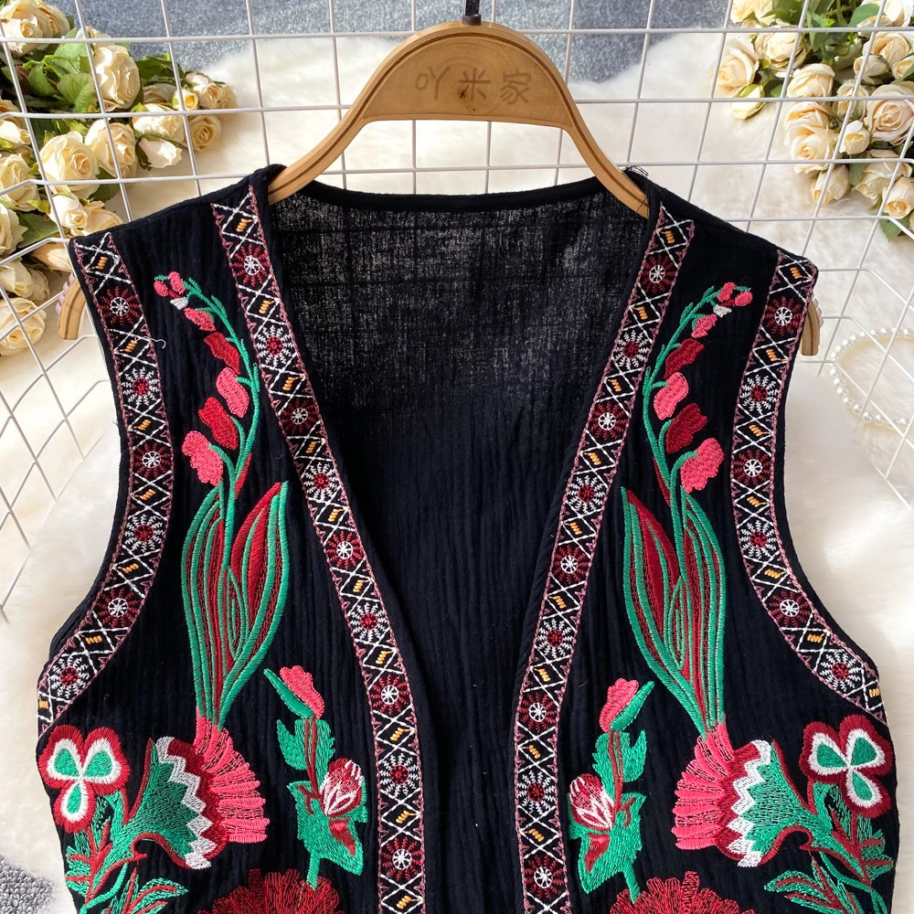 Ethnic style vest womens V-neck embroidered floral sleeveless vest womens all-around holiday beach vest autumn direct 240828