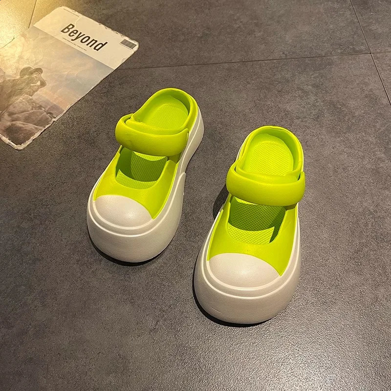 EVA is wearing sandals with canvas airbags and holes on the head two pieces for women and a stylish and casual thick sole for summer 240827