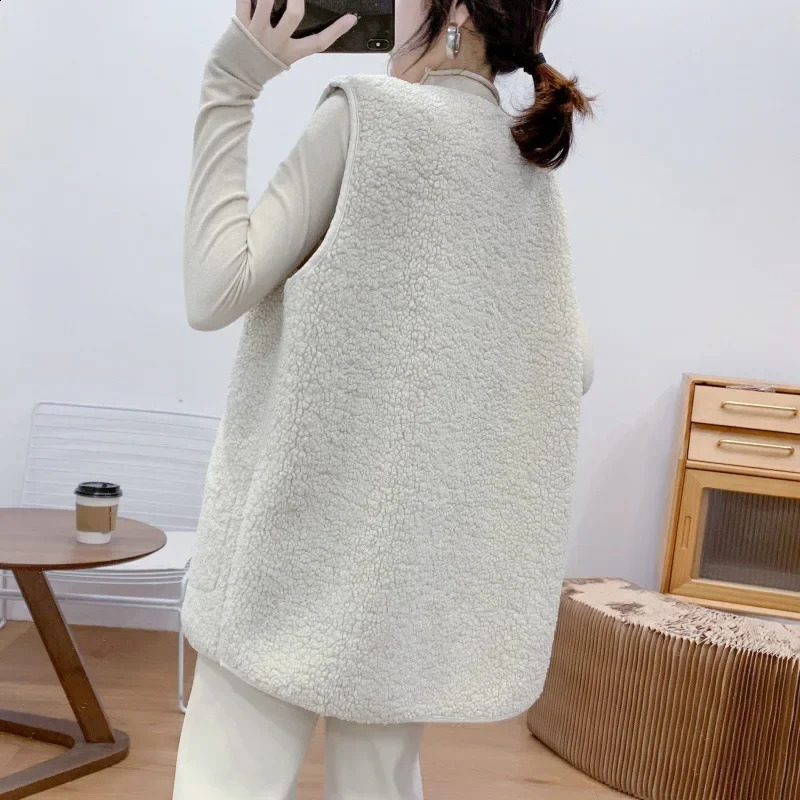 Autumn and Winter Womens Cashmere Medium length Tank Top Fashionable Retro Wearable Two Side Fur Integrated Sleeveless Tank Top 240828