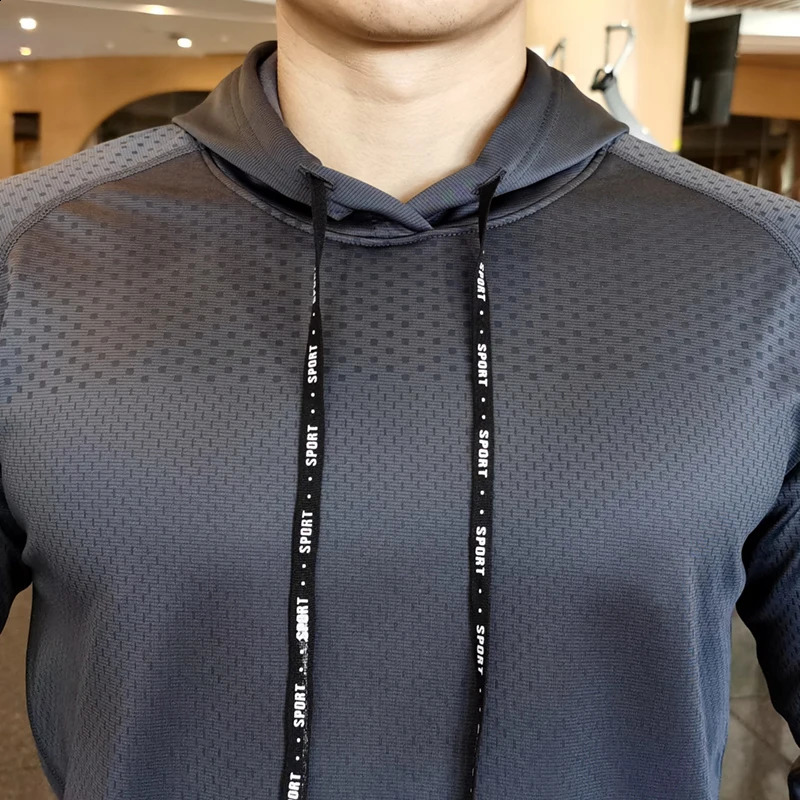 Winter thick velvet running shirt mens long sleeved hooded gym Tshirt fitness training quick drying breathable exercise 240827
