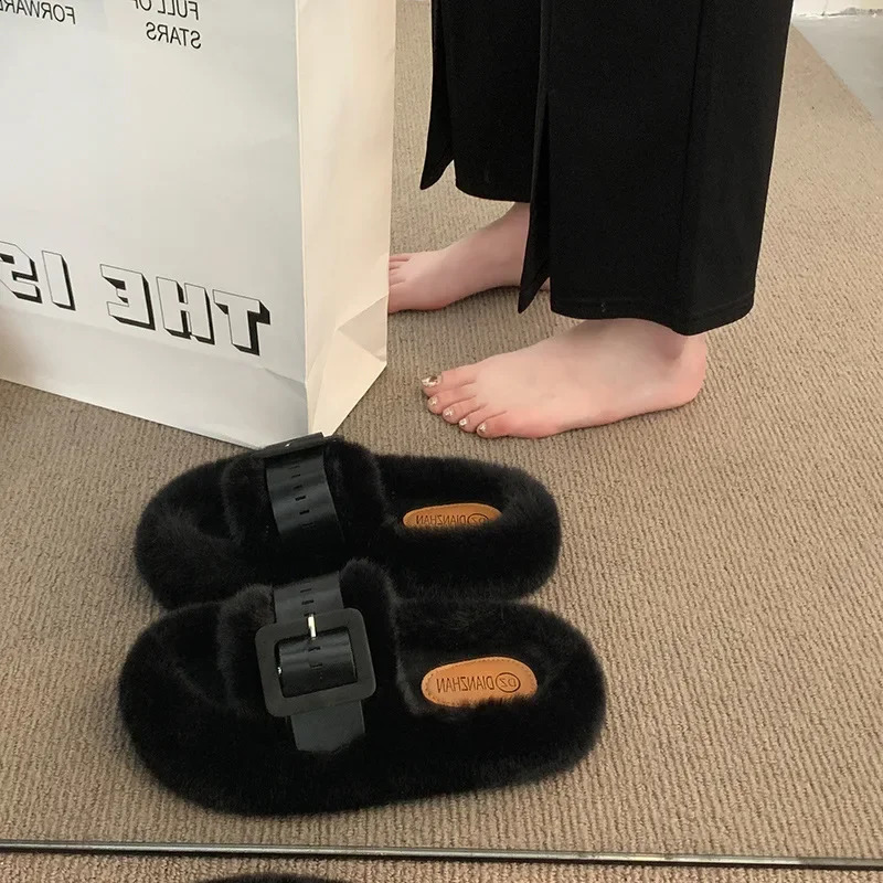 Buckled decorative fluffy fur slippers for women warm open plush slippers for home use winter indoor platform flip slippers 240827