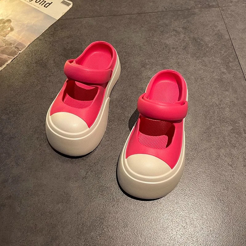 EVA is wearing sandals with canvas airbags and holes on the head two pieces for women and a stylish and casual thick sole for summer 240827