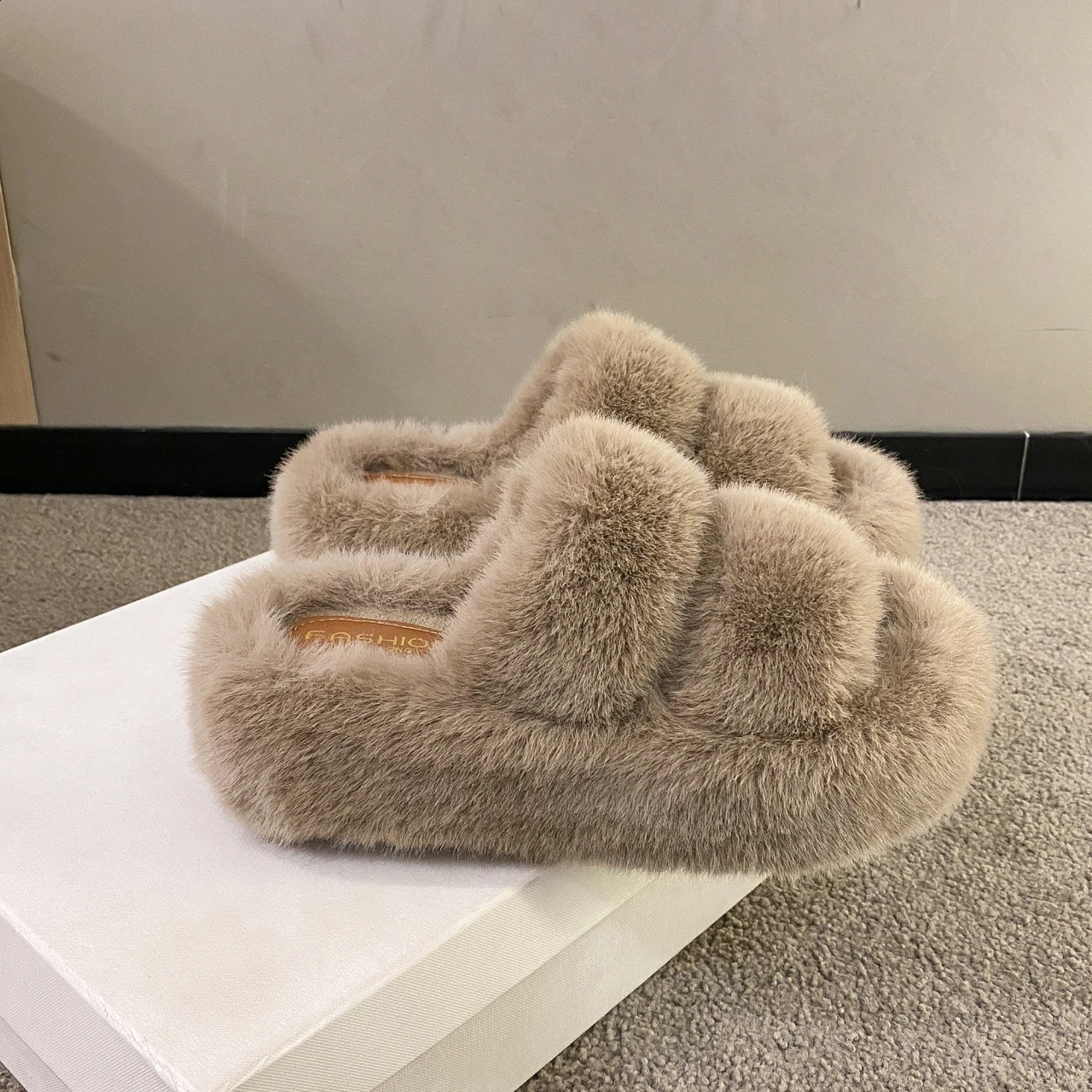 Womens fashionable warm fluffy slider comfortable artificial fur cross indoor floor slider soft fur womens celebrity flip cover 240827
