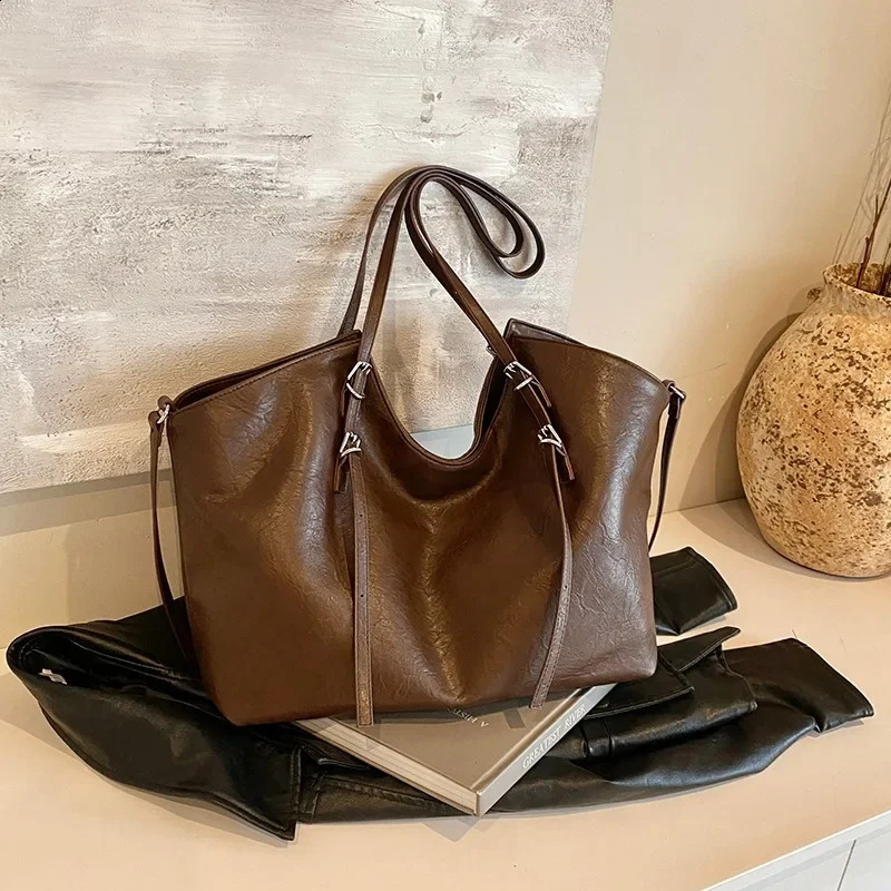 PU buckle womens shoulder bag solid color Versatile Western Style fashionable handbag soft Communicating handbag 240828