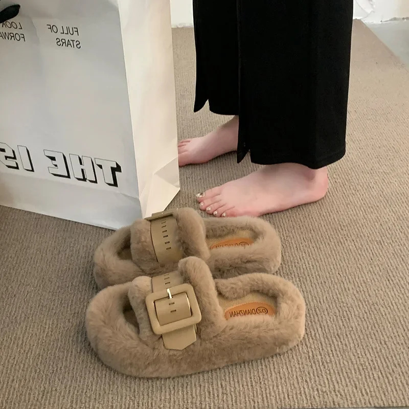 Buckled decorative fluffy fur slippers for women warm open plush slippers for home use winter indoor platform flip slippers 240827