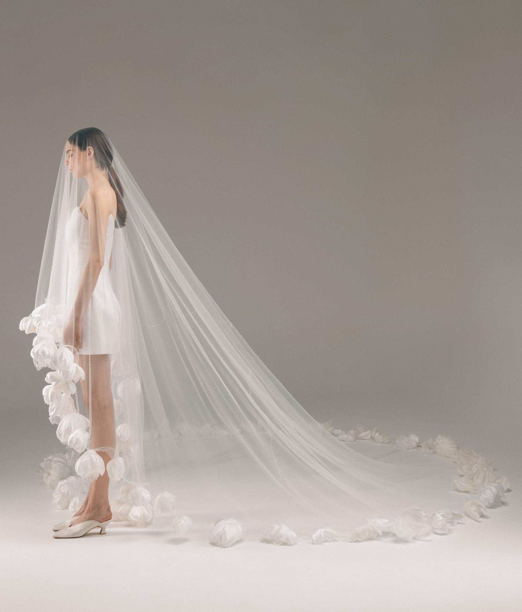 Elegant Long Veil Hand Made Flowers Cathedral Length Wedding Veils Bridal Hair Accessory With Comb Custom Made