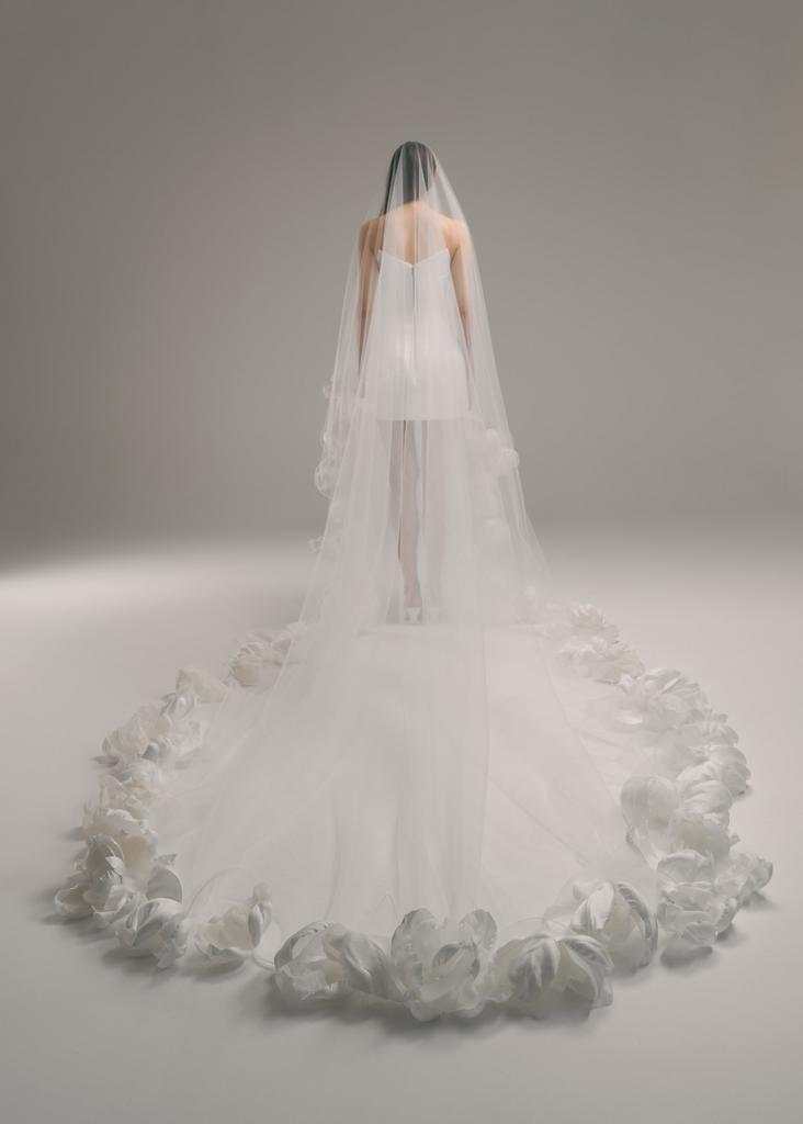 Elegant Long Veil Hand Made Flowers Cathedral Length Wedding Veils Bridal Hair Accessory With Comb Custom Made
