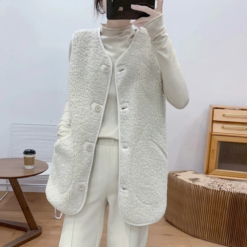 Autumn and Winter Womens Cashmere Medium length Tank Top Fashionable Retro Wearable Two Side Fur Integrated Sleeveless Tank Top 240828