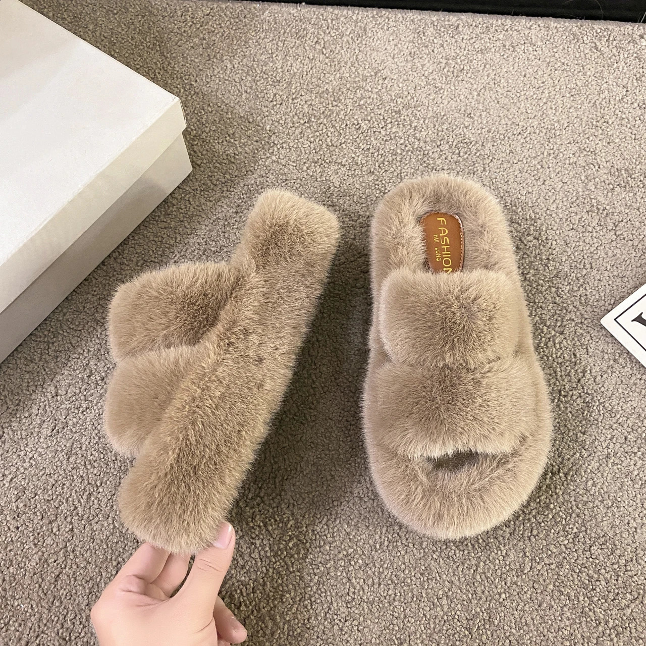 Womens fashionable warm fluffy slider comfortable artificial fur cross indoor floor slider soft fur womens celebrity flip cover 240827
