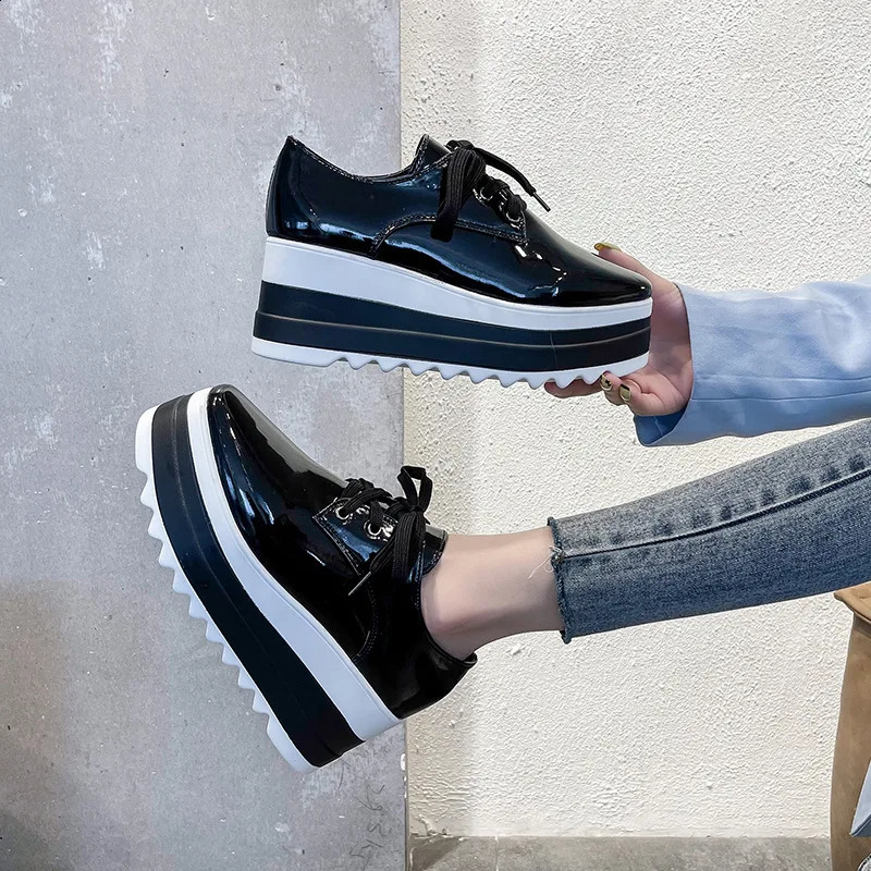 2024 Spring Womens Flat Shoes Slide on Moccains Womens Casual Shoes Thick soled Brogue Crawling Sneakers 240827