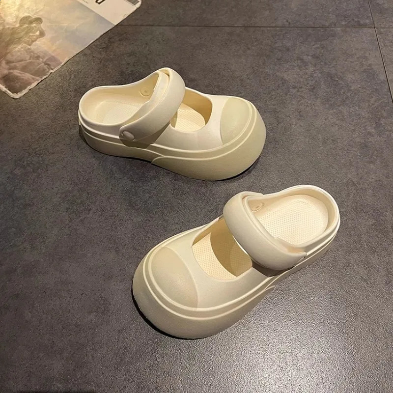 EVA is wearing sandals with canvas airbags and holes on the head two pieces for women and a stylish and casual thick sole for summer 240827