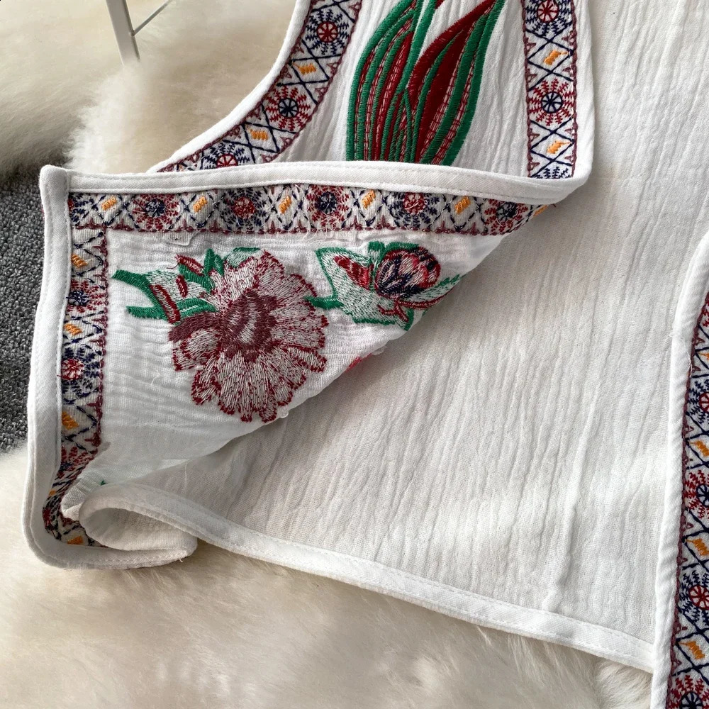 Crochet top embroidered fancy vest knitted womens V-neck folk fashion womens retro spring and autumn versatile dress 240828