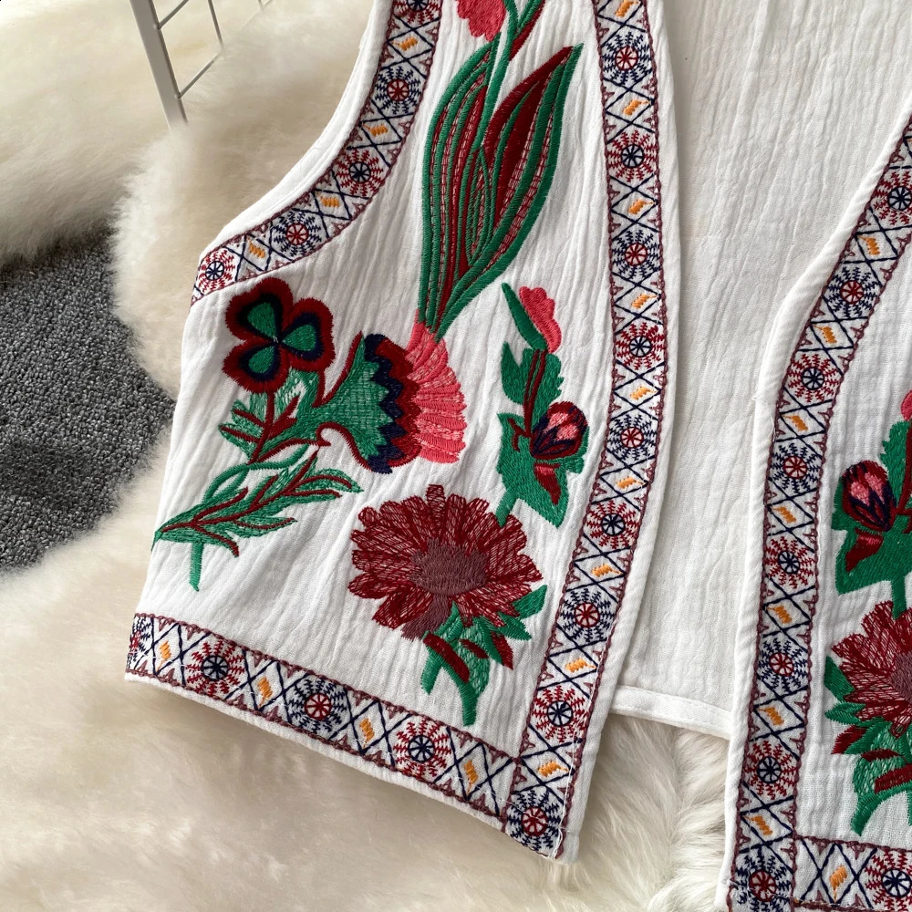 Ethnic style vest womens V-neck embroidered floral sleeveless vest womens all-around holiday beach vest autumn direct 240828