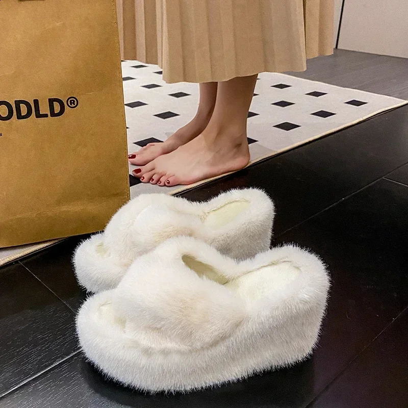 Womens solid color shoe outer casual slippers womens fur slider 2024 high heels winter wedge modern slider 240827