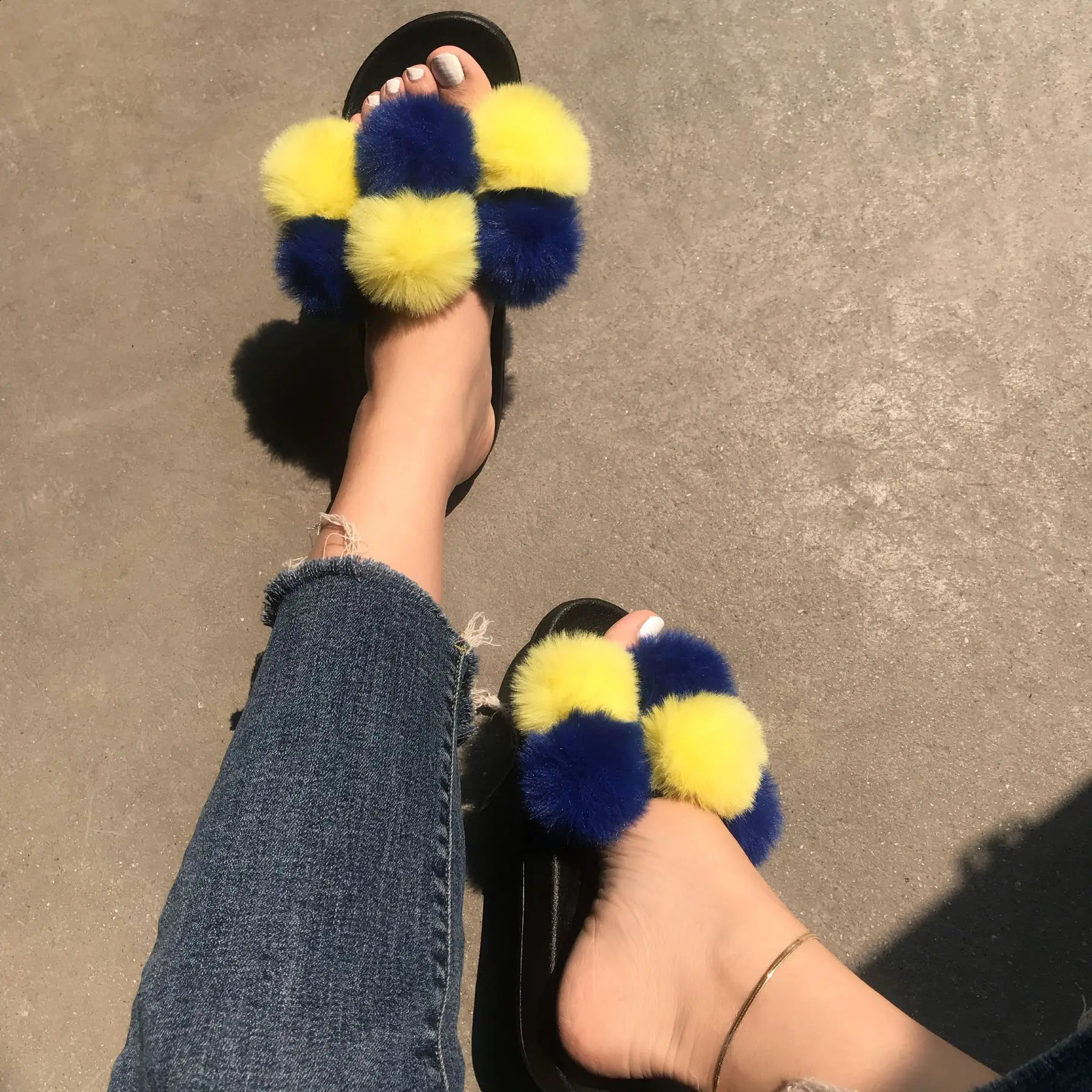 Summer womens fur slider fur Pom fur slider womens cute fur ball flip fluffy faux fur sandals outdoor rainbow shoes 240827