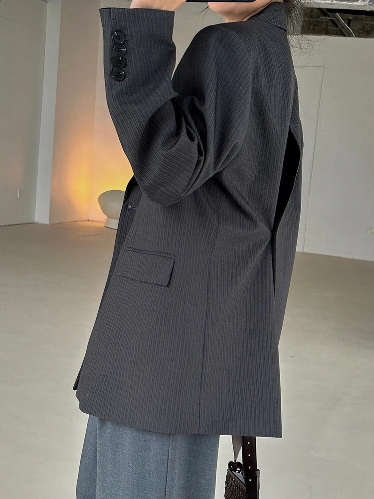 Fashion ner back deduction style womens long sleeved loose trendy jacket spring item 240827