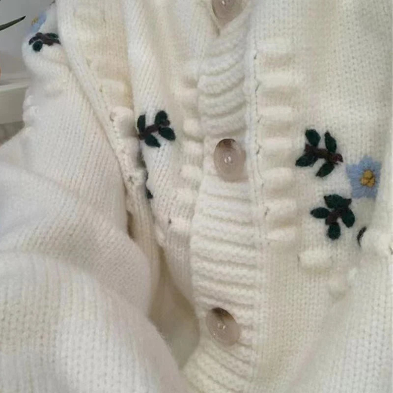 Autumn warm long sleeved knitted cardigan flower embroidered sweater for womens casual single chest 240827