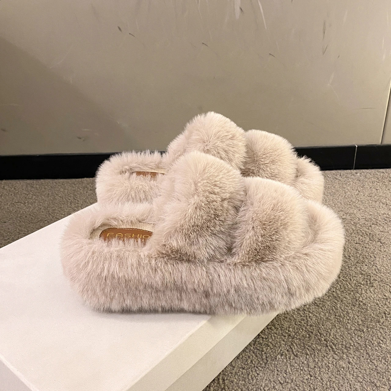 Womens fashionable warm fluffy slider comfortable artificial fur cross indoor floor slider soft fur womens celebrity flip cover 240827