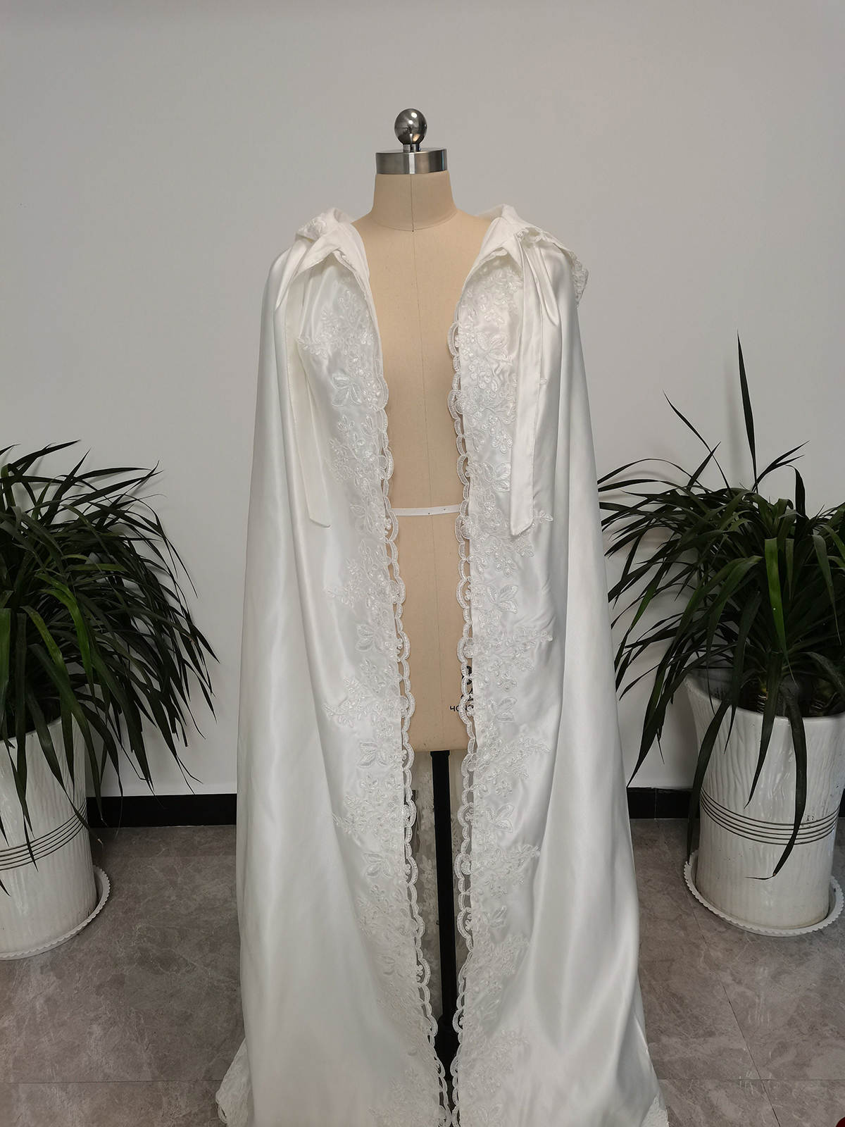 Elegant Bride Winter Warm Lace Long Wedding Cloak Hooded Cape New Jacket Bridal Wrap Custom Made