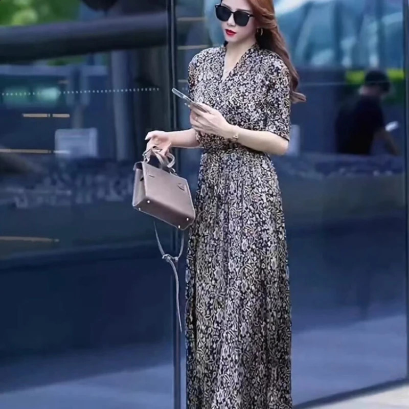 Womens highquality silk dress summer short sleeved floral Vneck print Korean elegant and fashionable long style 240828