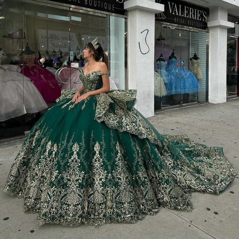 Emerald Green Off The Shoulder Ruffles Ball Gown Quinceanera Dresses Gold Appliques Lace Crystal Beading Vestidos De 15 Anos Sweet 16 Dress