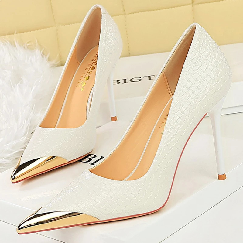 Retro High Heels Snake Pattern Patent Leather Womens Pump Fine High Heels Sneakers Sexy Party Shoes Metal Tip Womens High Heels 240827