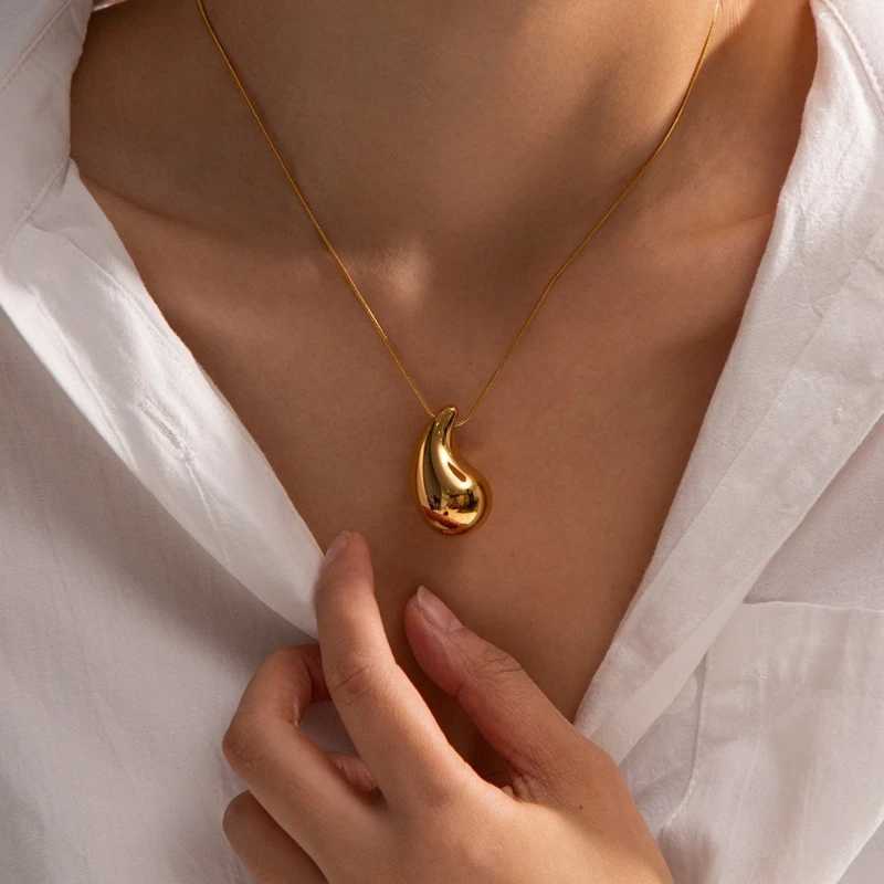 Vintage gold plated thick dome pendant necklace suitable for womens fashion glossy thick teardrop necklace wholesale of jewelry gifts W240828