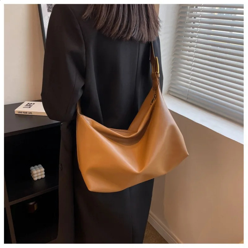 Soft Collapse Minimalist Versatile Travel Bag Womens Shoulder Bag Large Trendy Womens Large Capacity Crossbody Bag 240829