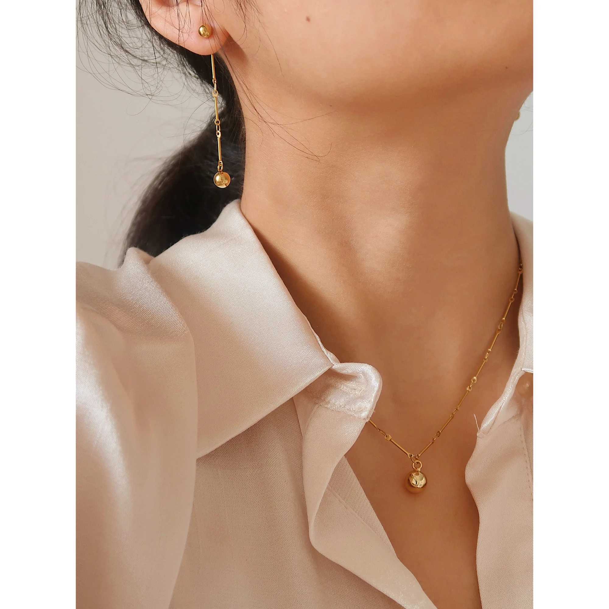 Stainless steel Exquisite geometric circular pendant necklace suitable for women high quality fashionable chain charm jewelry gift waterproof W240828