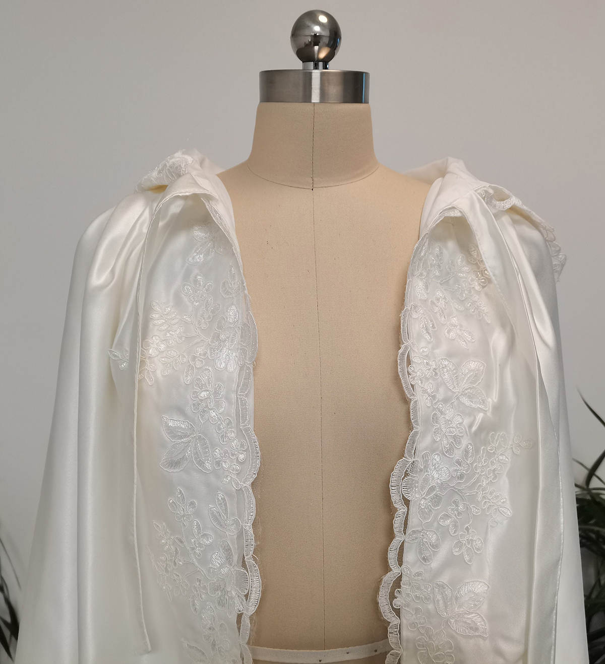 Elegant Bride Winter Warm Lace Long Wedding Cloak Hooded Cape New Jacket Bridal Wrap Custom Made