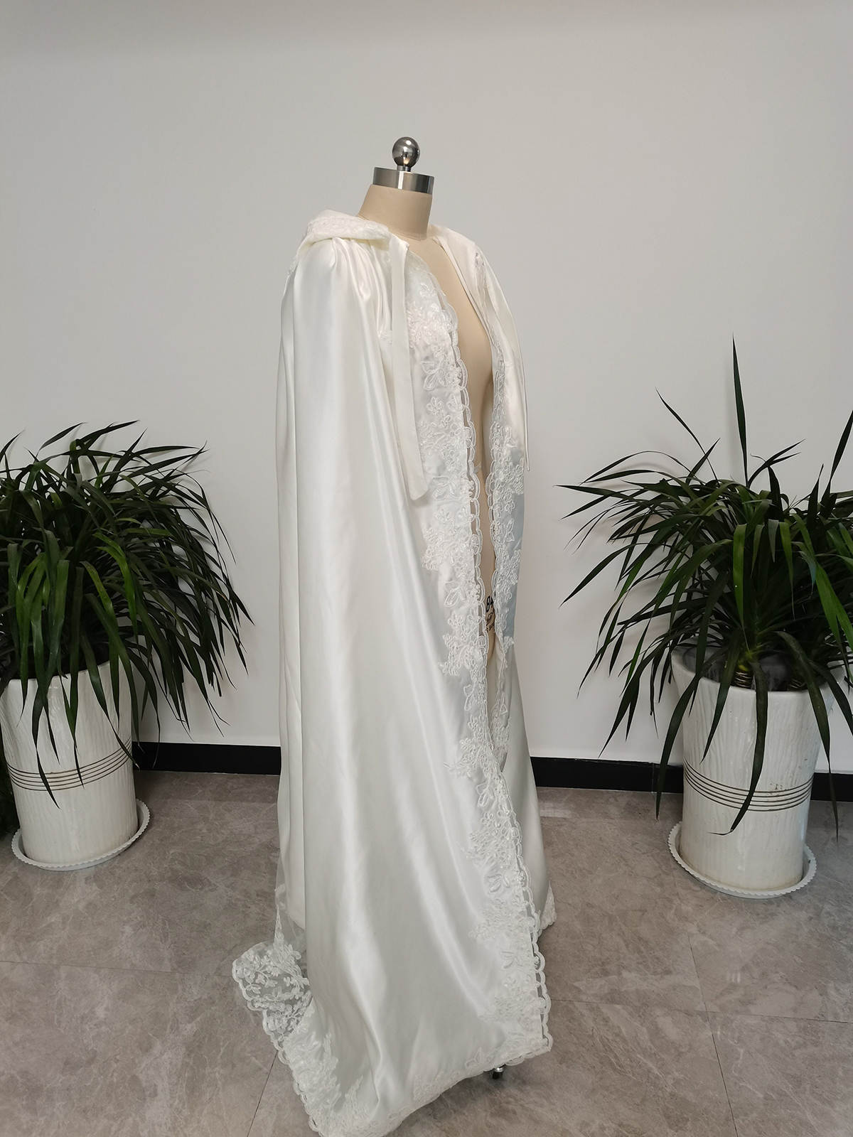 Elegant Bride Winter Warm Lace Long Wedding Cloak Hooded Cape New Jacket Bridal Wrap Custom Made