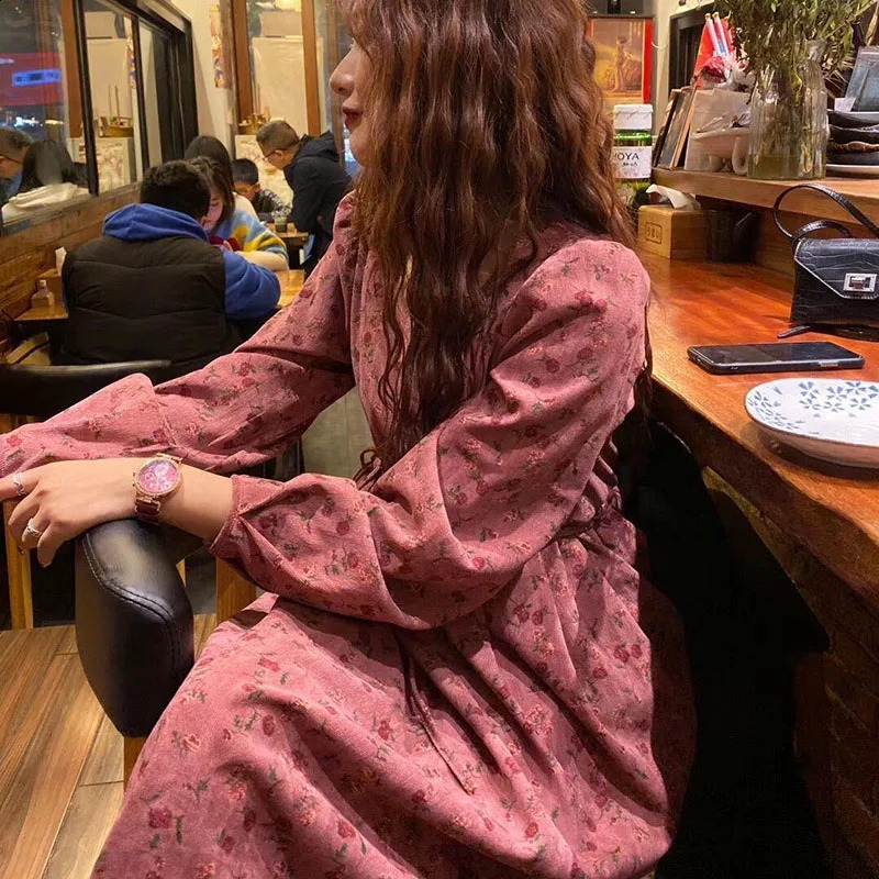 Retro Corduroy floral long dress womens autumn and winter fashion sweet sleeved red elegant Oneck loose 240828