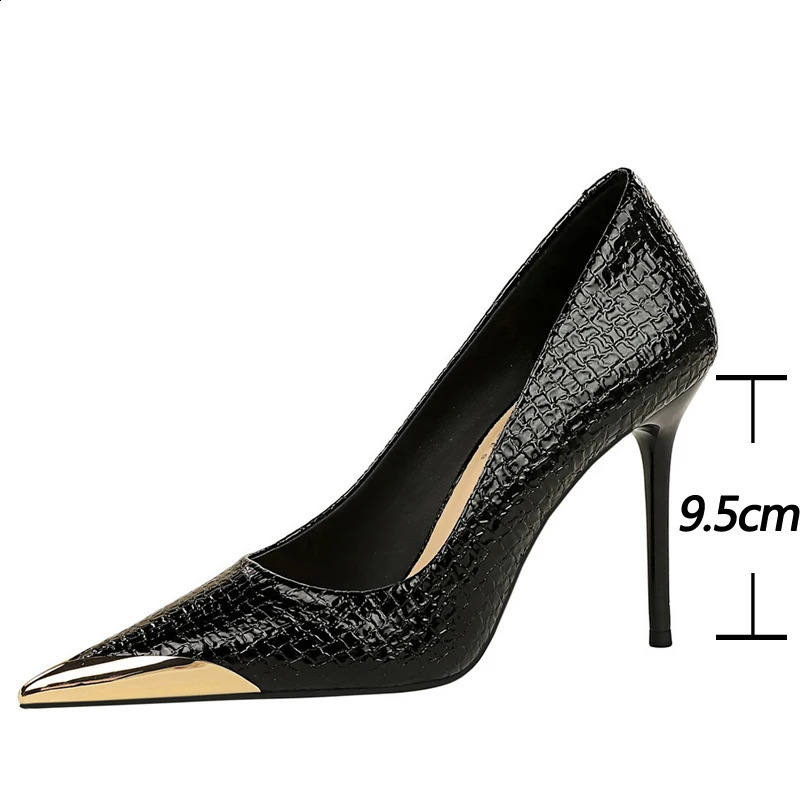 Retro High Heels Snake Pattern Patent Leather Womens Pump Fine High Heels Sneakers Sexy Party Shoes Metal Tip Womens High Heels 240827