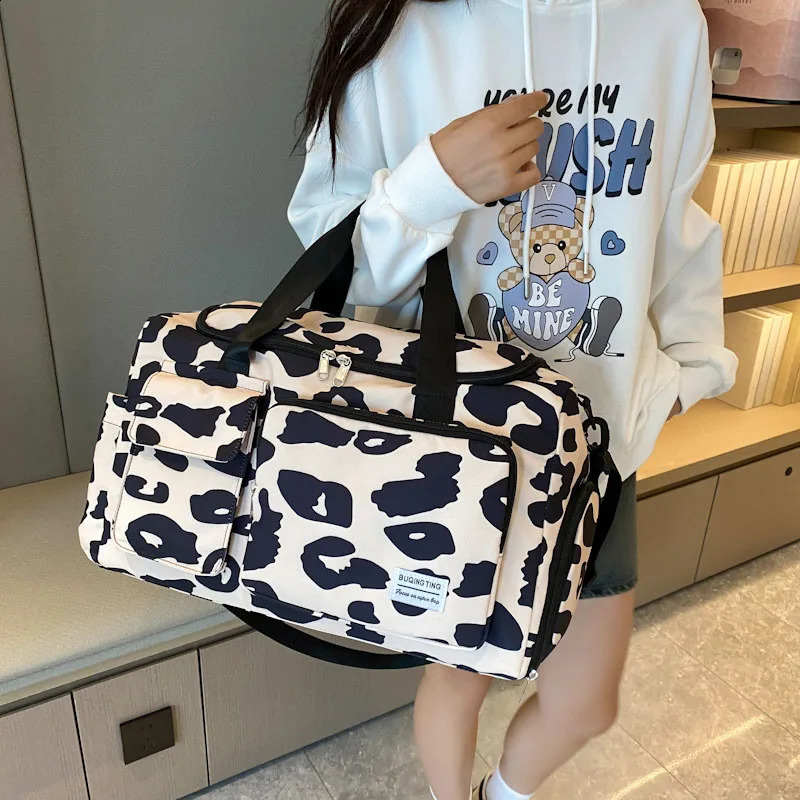Leisure Vacation Womens Carry-On Travel Bag Large Capacity Sports Gym Bag Animal Print Duffle Bag Weekend Overnight Bag 240829