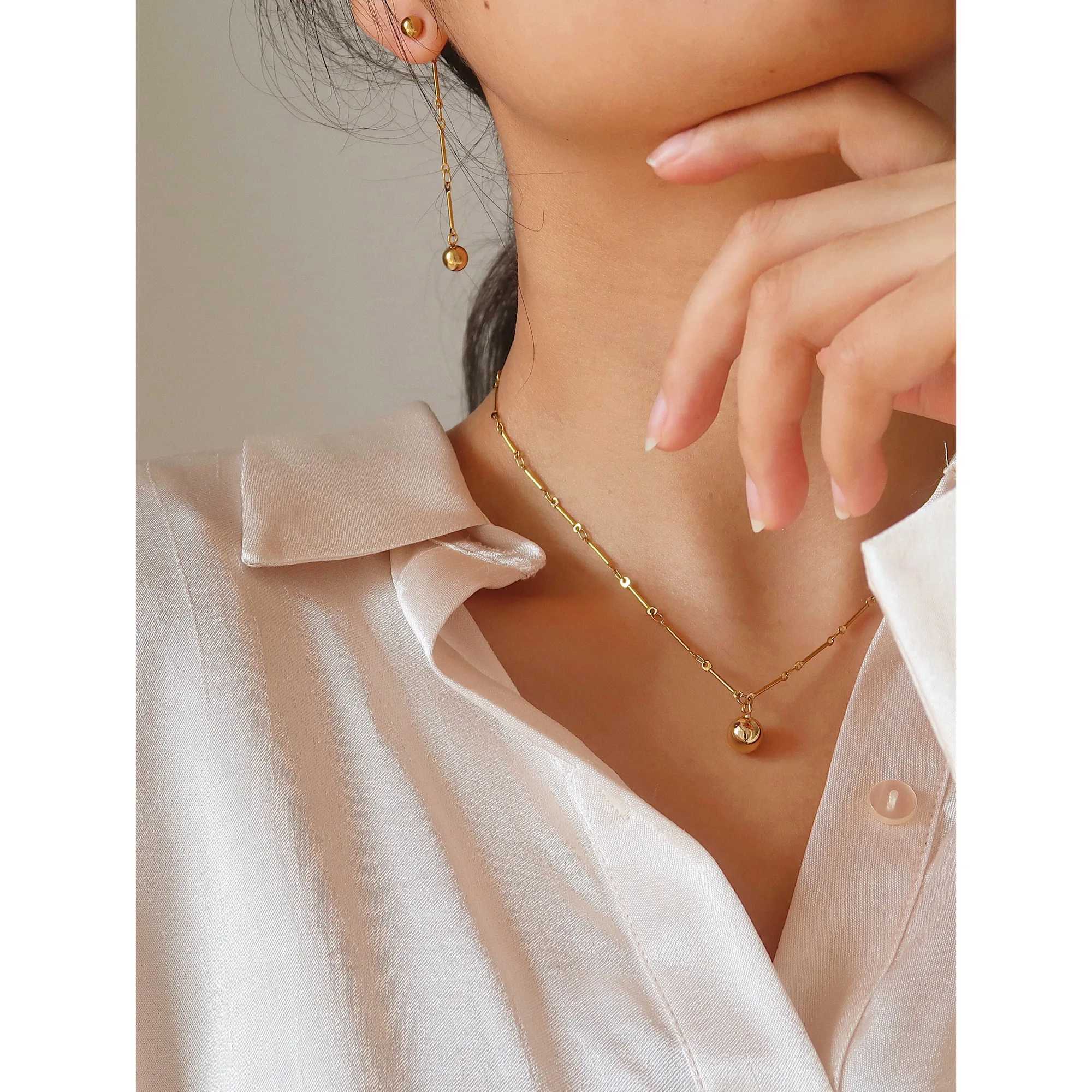 Stainless steel Exquisite geometric circular pendant necklace suitable for women high quality fashionable chain charm jewelry gift waterproof W240828