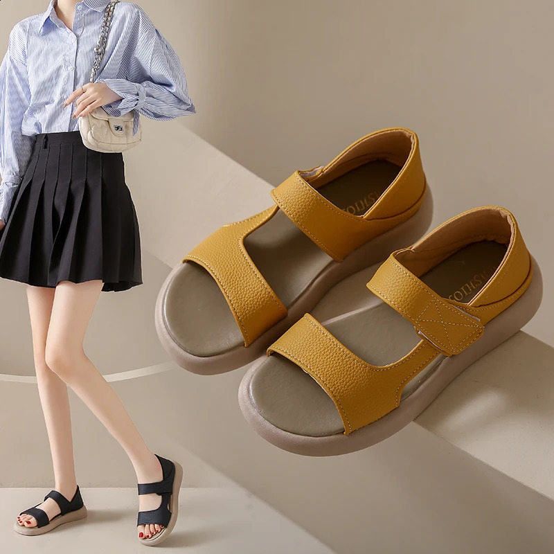 2024 Summer Flat Bottom Round Toe Sandals Casual Two Wear Beach Women Retro Comfortable Student Sandals 240827