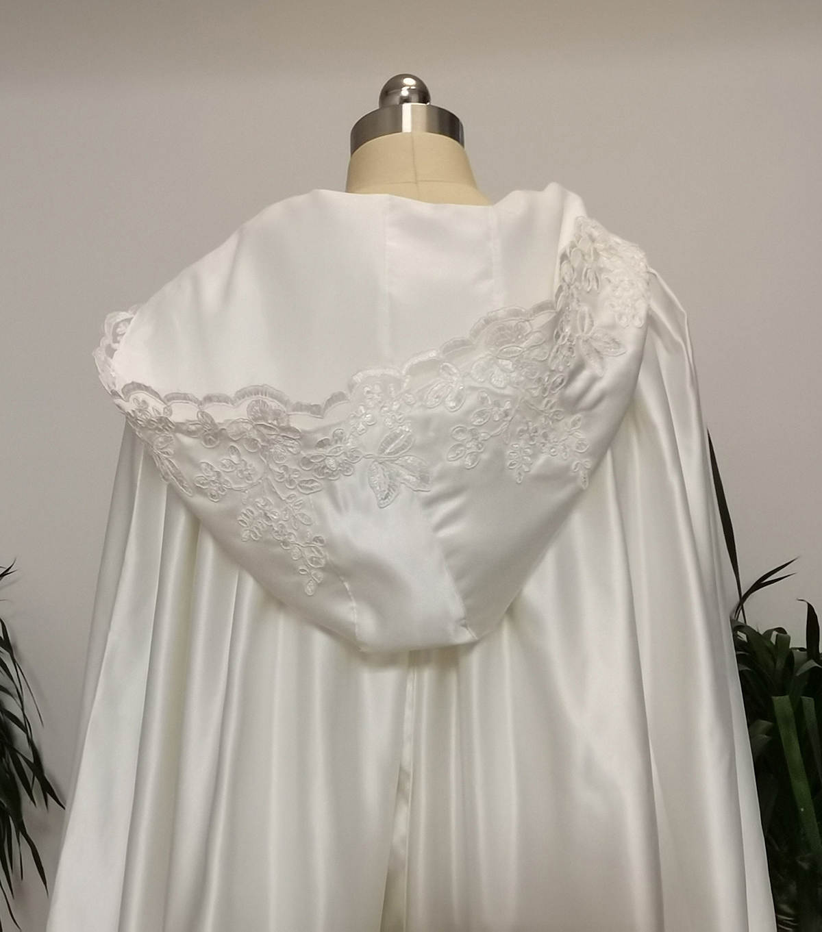 Elegant Bride Winter Warm Lace Long Wedding Cloak Hooded Cape New Jacket Bridal Wrap Custom Made
