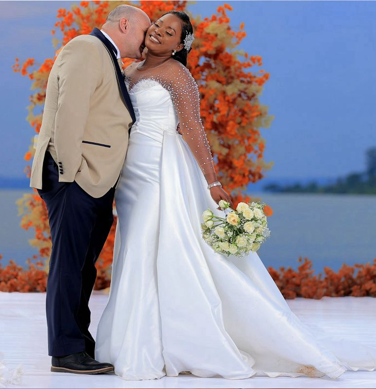 Plus Size Illusion Trumpet Wedding Dress Bride Mermaid Sheer Neck Long Sleeves Beaded Bridal Gowns For African Marriage With Detachable Train 0829