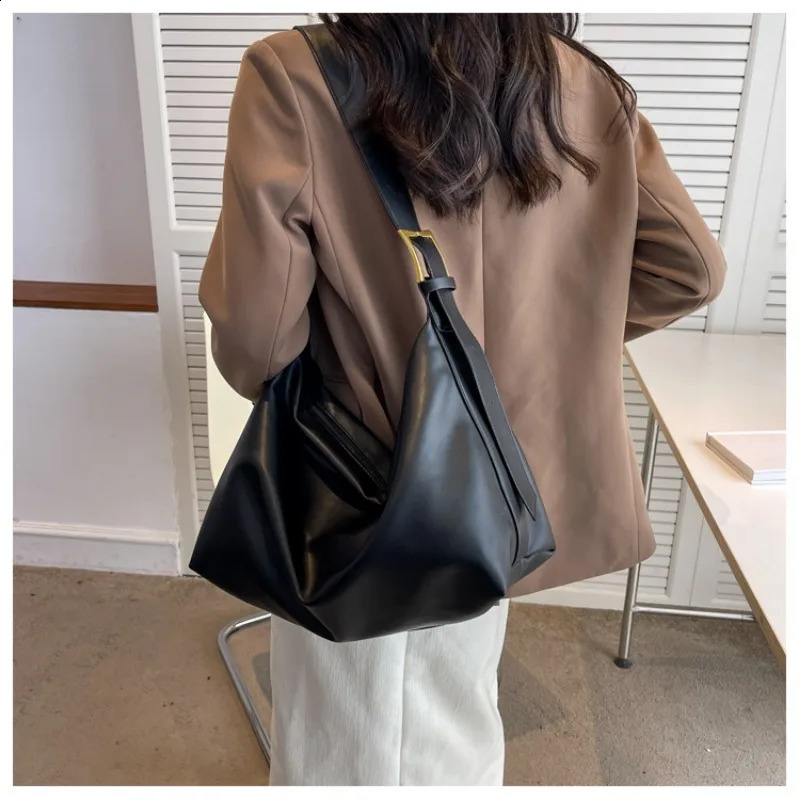 Soft Collapse Minimalist Versatile Travel Bag Womens Shoulder Bag Large Trendy Womens Large Capacity Crossbody Bag 240829