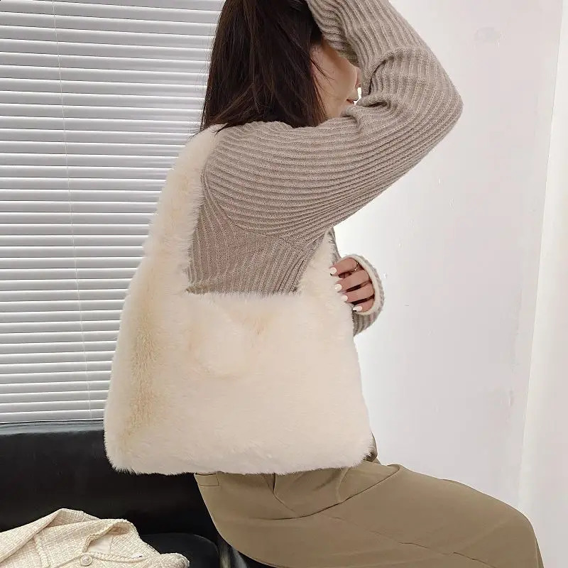 Fashionable womens faux fur handbag zipper solid color underwear shoulder bag fashionable winter autumn soft fluffy plush 240828