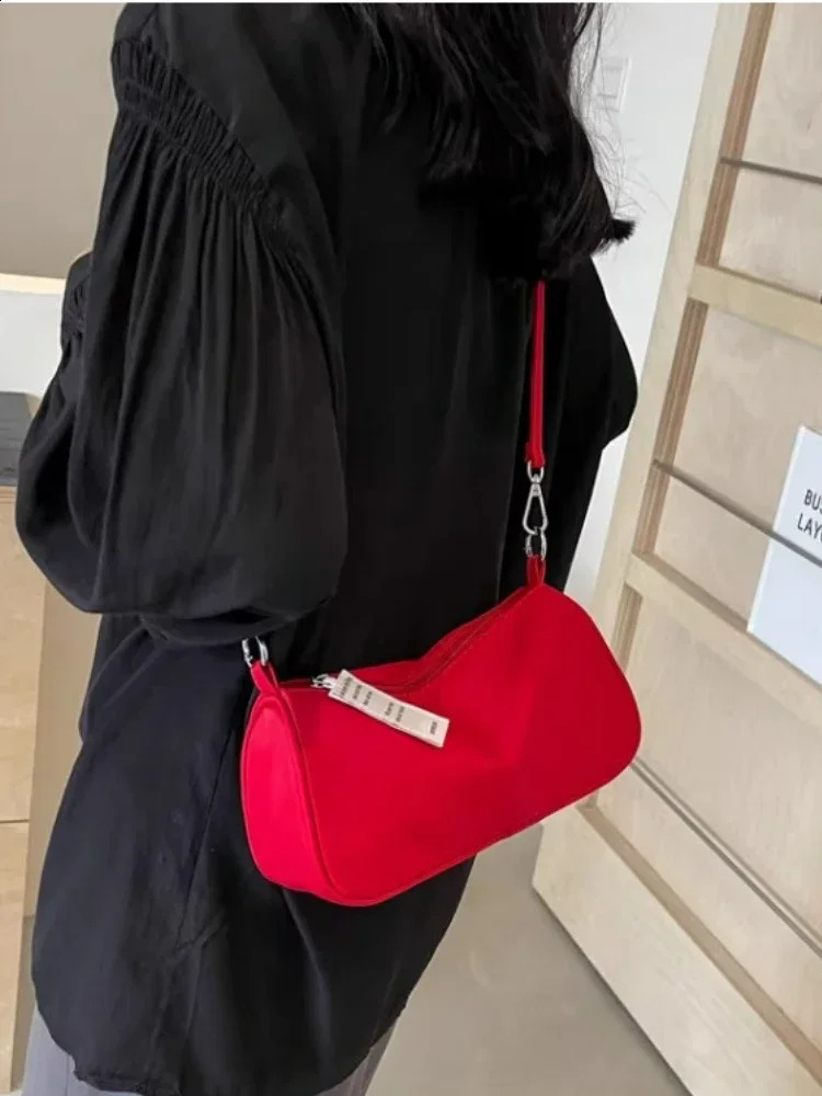 Red pocket womens highend shoulder and lower arm bag niche n simple commuting solid color 240828