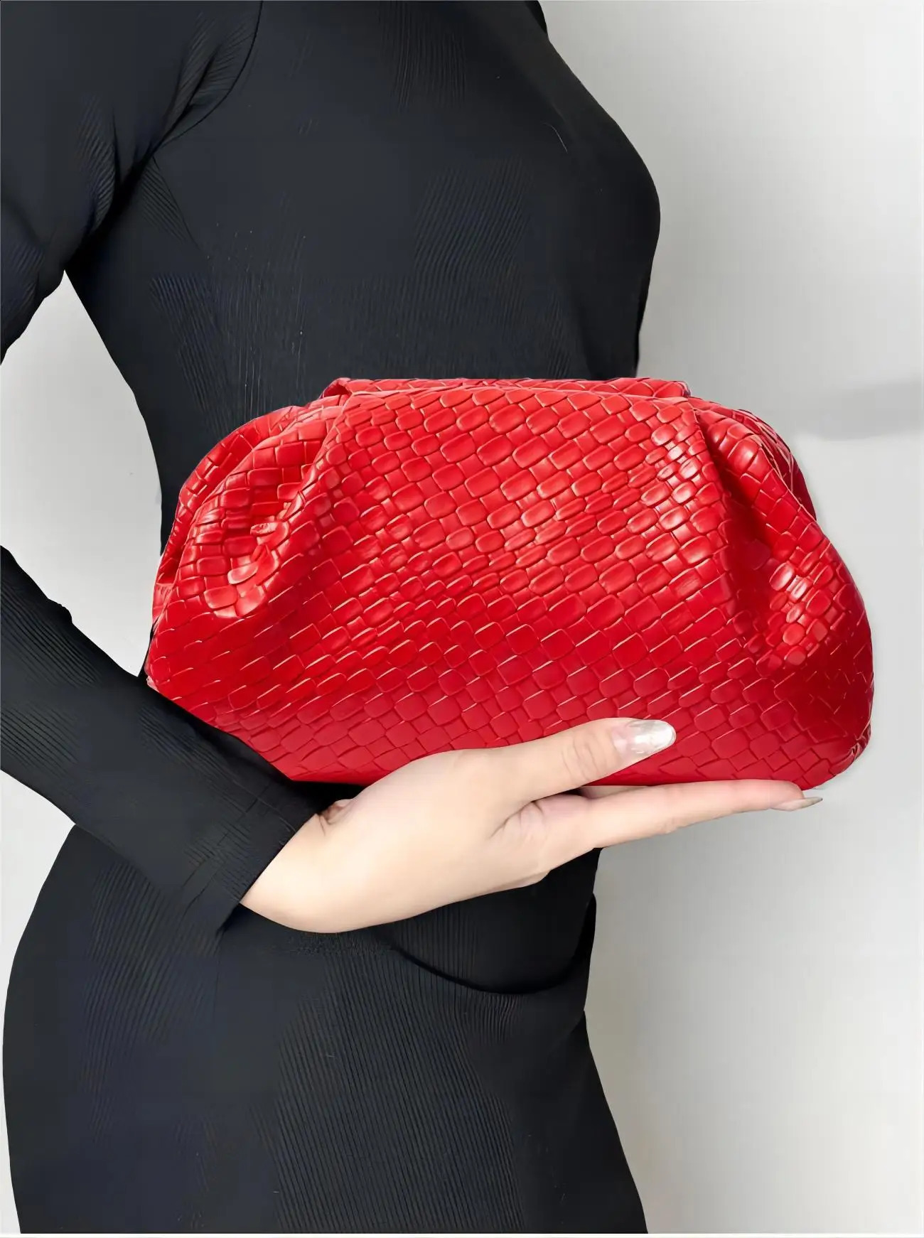 High end retro fashion embossed woven handbag lightweight and large capacity suitable for dates weddings banquets 240829z