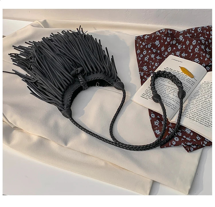 Double-Sided Tassel Women Crossbody Bags vintage Soft PU Leather female Shoulder Bag manual Weave messenger Sling bag 240829