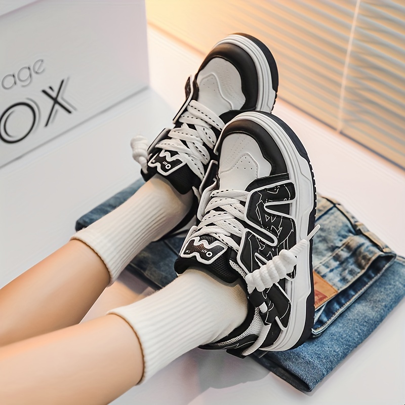 Trendy Women's Colorblock Sneakers with Platform and Lace-Up Design - Perfect for Casual and Sporty Outfits