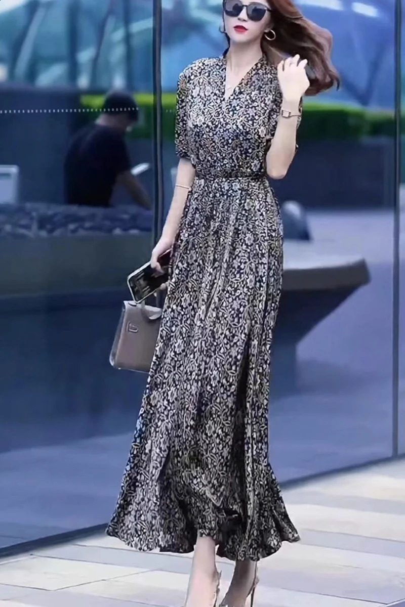 Womens highquality silk dress summer short sleeved floral Vneck print Korean elegant and fashionable long style 240828