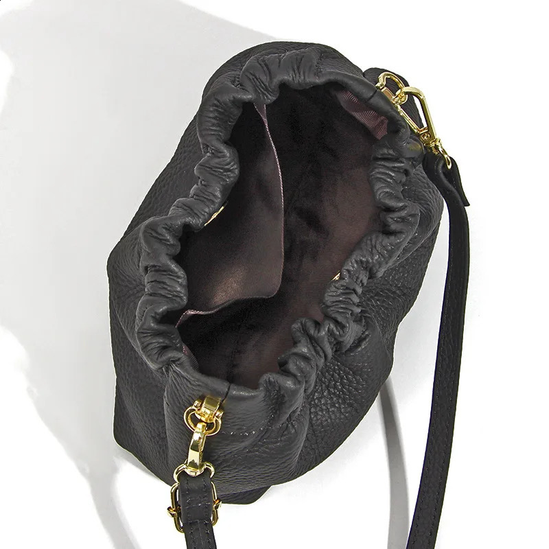 Autumn and winter leather shoulder crossbody bag womens largecapacity highquality niche pleated bucket 240828