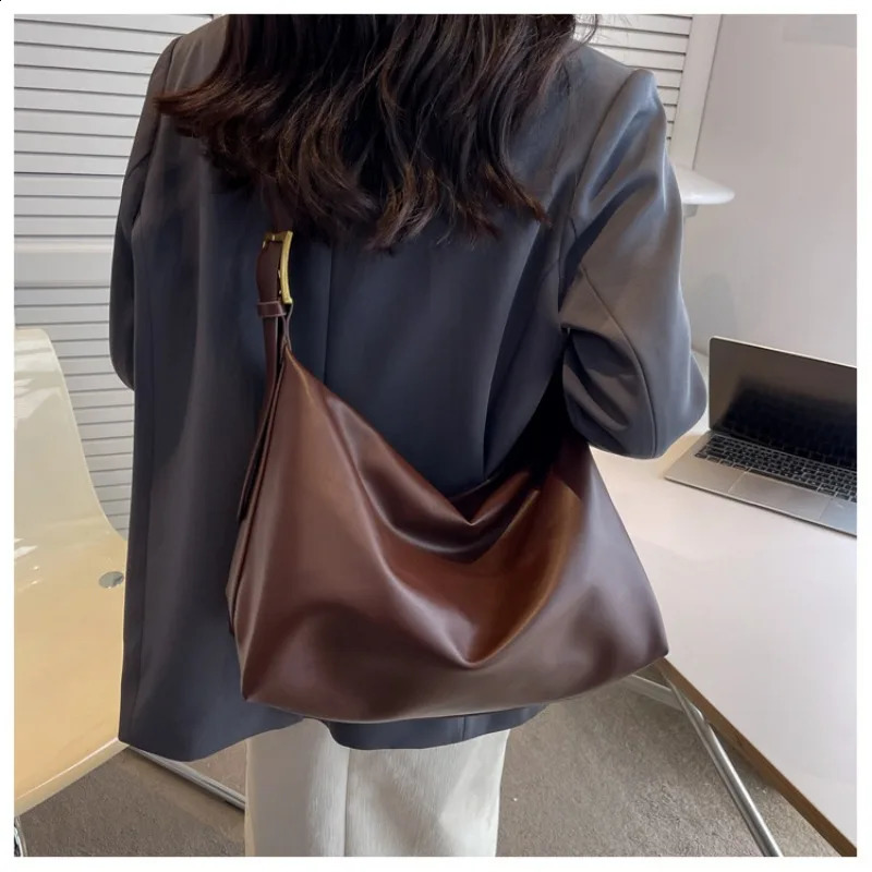 Soft Collapse Minimalist Versatile Travel Bag Womens Shoulder Bag Large Trendy Womens Large Capacity Crossbody Bag 240829
