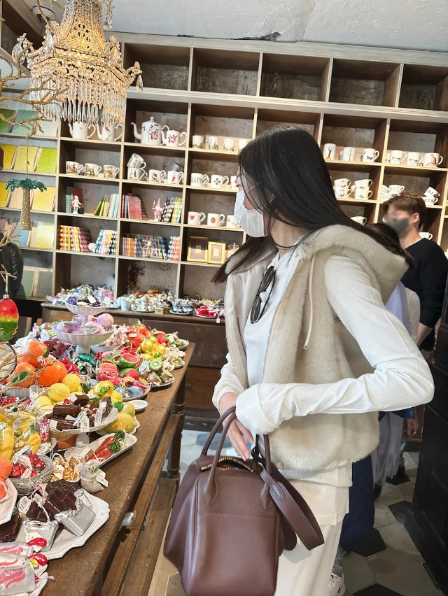 Korean style female student hooded fur coat sleeveless casual zipper flying faux vest with hat young womens leather jacket 240829